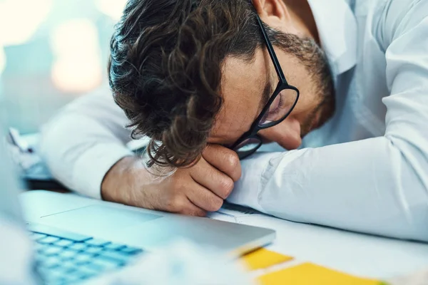 Dormir Homem Cansado Escritório Com Esgotamento Fadiga Funcionário Negócios Sobrecarregado — Fotografia de Stock