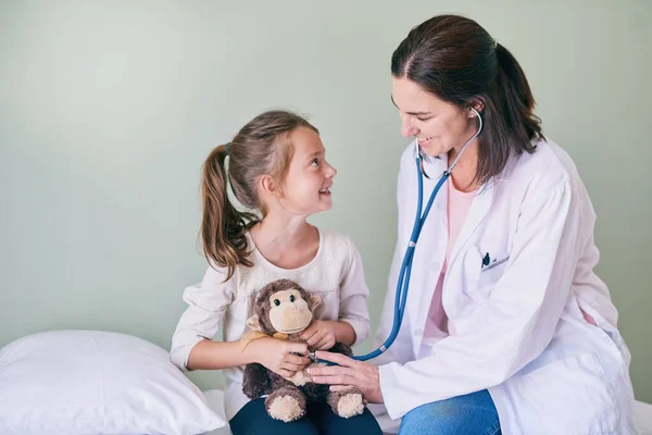 Ärzte Kinder Und Ein Mädchen Bei Einer Kinderärztin Für Einen — Stockfoto