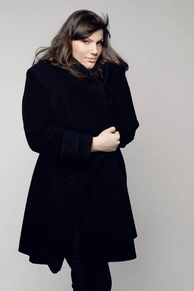 Kobieta Moda Portret Model Wielkości Pozowanie Odzieży Zimowej Szarym Tle — Zdjęcie stockowe