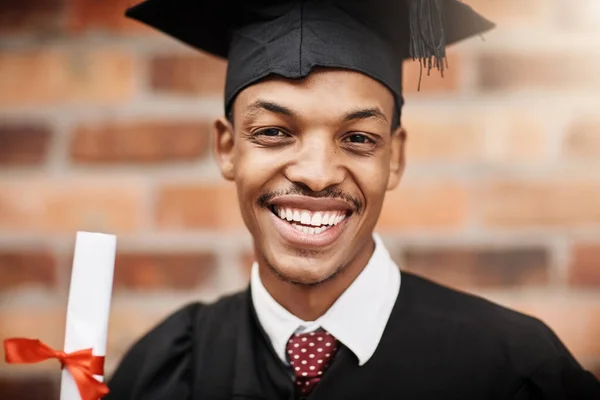 Siyahi Bir Adam Mezuniyet Açık Havada Gülümseyen Bir Üniversite Öğrencisinin — Stok fotoğraf