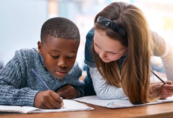 Zirve Yok Ilkokul Çocuğu Gün Içinde Sınıfın Içinde Ödevlerini Yapıyor — Stok fotoğraf