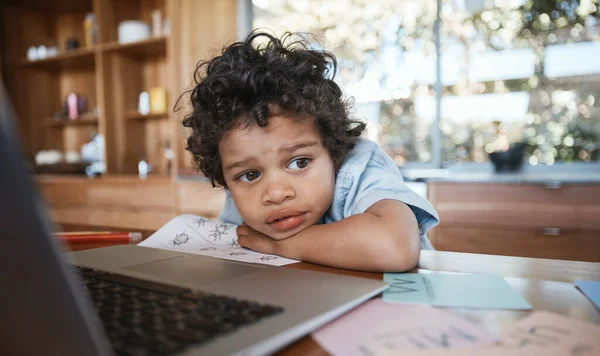 Pensare Bambino Triste Dal Computer Portatile Casa Apprendimento Educazione Online — Foto Stock