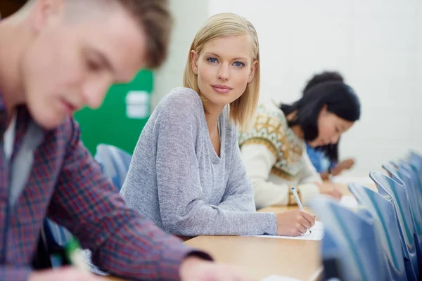 Todo Trata Buenas Notas Retrato Estudiante Universitario Que Escribe Examen — Foto de Stock