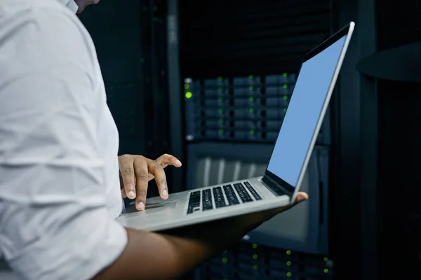Sala Server Uomo Mani Tecnico Con Laptop Problemi Sicurezza Informatica — Foto Stock