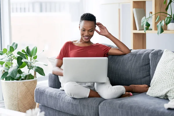 Šťastná Černá Žena Relaxovat Notebookem Pohovce Pohodlné Relaxační Víkendu Streamování — Stock fotografie