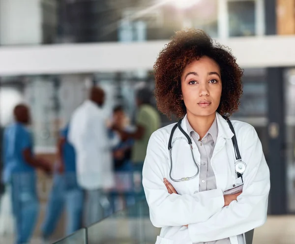 Médicos Experientes São Melhores Retrato Jovem Médico Confiante Com Braços — Fotografia de Stock