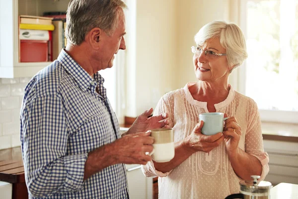 Συνομιλία Καφές Ηλικιωμένο Ζευγάρι Που Μιλάει Στην Κουζίνα Στο Σπίτι — Φωτογραφία Αρχείου