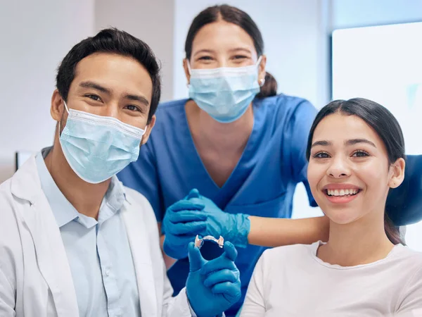 他们很高兴在这里 一个年轻的牙医和他的助手和他们的病人 — 图库照片