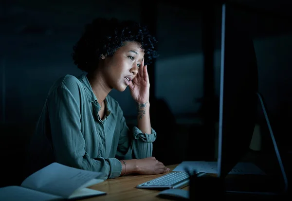 Dostaję Zostawanie Późna Młoda Bizneswoman Wyglądająca Zestresowaną Podczas Korzystania Komputera — Zdjęcie stockowe