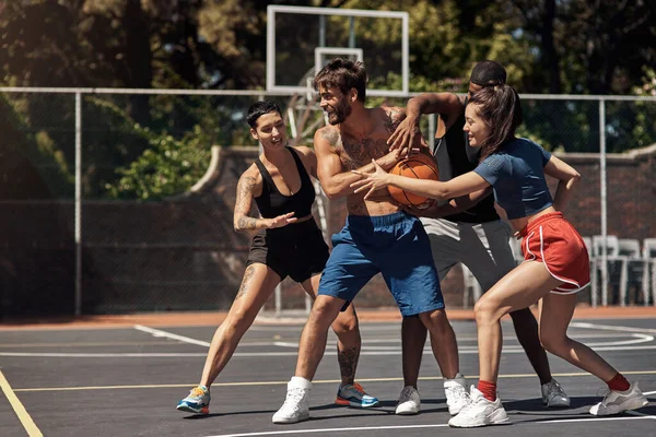 Basket Handlar Snabba Reaktioner Grupp Idrottsliga Ungdomar Som Spelar Basket — Stockfoto