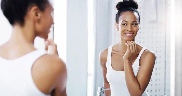 Sonrisa Espejo Belleza Con Mujer Baño Para Cuidado Piel Limpieza — Foto de Stock