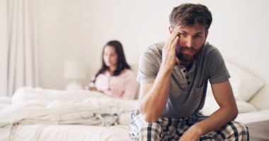 Kızgın çift, boşanmak ve yatakta kavga etmek anlaşmazlık, çatışma ya da evde zehirli ilişki. Üzgün ve hayal kırıklığına uğramış erkek ve kadın kavgası, ayrılık veya yatak odasında ilişki veya kısırlık tartışması.
