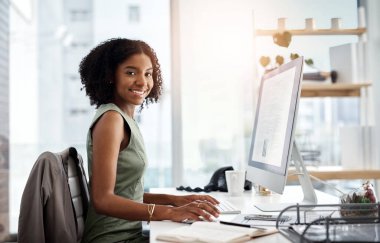 İş dünyasında siyahi bir kadın, bilgisayar ekranı ve portrede gülümseme, kurumsal rapor ya da teklif üzerinde çalışıyor. Veri analisti, makalenin gözden geçirilmesi ve verimliliği olan mutlu kadın çalışan..