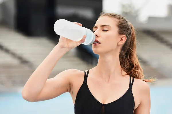 Fitness Vrouw Loper Drinkwater Voor Hydratatie Hardlopen Workout Atletische Training — Stockfoto