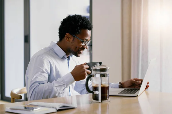 Homem Preto Café Computador Portátil Com Uma Chamada Web Reunião — Fotografia de Stock