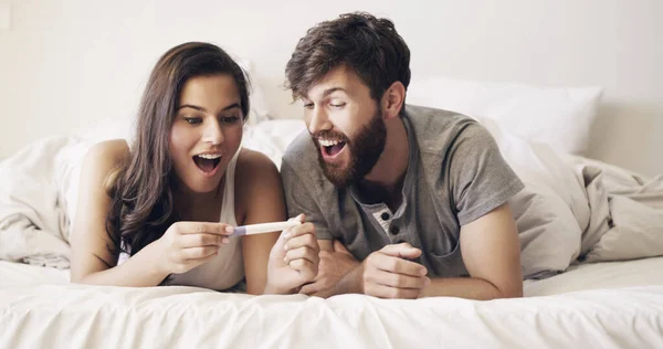 Szczęśliwa Para Łóżku Niespodzianka Test Ciążowy Szok Podekscytowany Dla Przyszłej — Zdjęcie stockowe