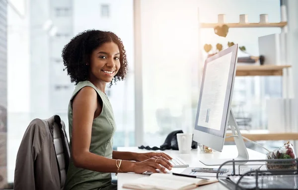 Schwarze Frau Geschäft Computerbildschirm Und Lächeln Porträt Die Einem Unternehmensbericht — Stockfoto