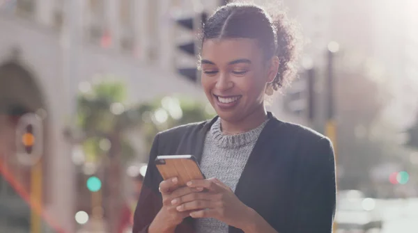 Sonrisa Negocios Mujer Con Smartphone Ciudad Mecanografía Con Conexión Red — Foto de Stock