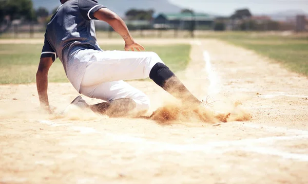 野球選手 練習や汚れとの試合でベースにスライドと男を実行しています 競技と砂の上のランナーの安全な箱に運動し 実行するフィールド上のほこり スポーツや男性選手屋外 — ストック写真