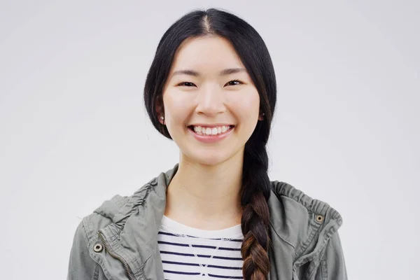 Γυναίκα Πορτρέτο Και Ασιατική Χαμόγελο Στούντιο Λευκό Φόντο Είναι Χαρούμενη — Φωτογραφία Αρχείου