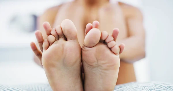 在家里 为了皮肤光滑 修整或健康 女人要在床上擦拭 润肤和脚部 为照顾身体 健康和健康 在卧室里对女性进行皮肤科 足部护理和近距离护理 — 图库照片