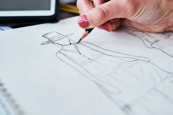 Kobieta Ręce Projektowanie Mody Zbliżenie Rysunku Papierze Planowaniu Pomysł Lub — Zdjęcie stockowe