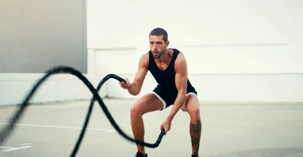 Hombre Fitness Ejercicio Cuerda Batalla Para Entrenamiento Físico Entrenamiento Bienestar —  Fotos de Stock