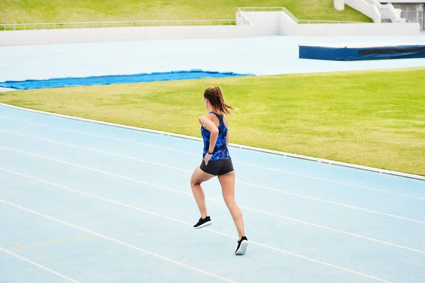 Kadın Stadyum Pistinde Koşuyor Spor Yapıyor Spor Yapıyor Dışarıda Kardiyo — Stok fotoğraf
