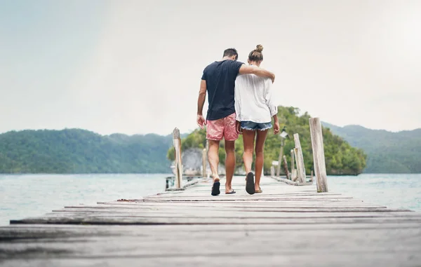 Çiftler Seyahat Özgürlük Huzur Için Okyanus Kıyısında Yürüyorlar Endonezya Tatil — Stok fotoğraf