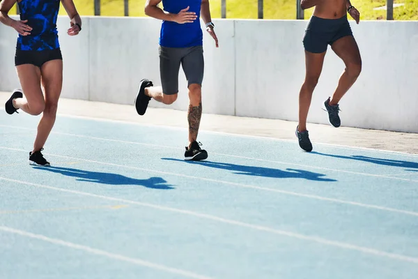 Nsanlar Bacaklar Atletizm Spor Için Stadyum Pistinde Koşmak Açık Havada — Stok fotoğraf