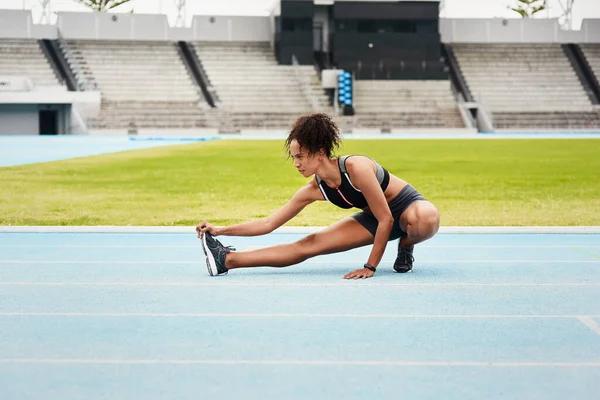 Vrouw Fitness Stretching Lichaam Het Stadion Track Voor Hardlopen Oefening — Stockfoto