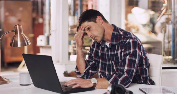 Ból Głowy Zmęczenie Człowiek Laptopem Stresem Maila Projektu Lub Komunikacji — Zdjęcie stockowe