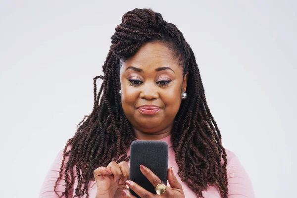 Comunicación Online Cara Mujer Negra Con Teléfono Estudio Para Redes —  Fotos de Stock