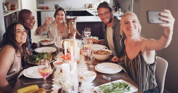 多様性 ダイニングテーブル 友人は 現代の家で夕食 パーティー またはイベントで自撮りをします 家の中でワインと一緒にランチを食べながら一緒に写真を撮る幸せ 笑顔と若者 — ストック写真