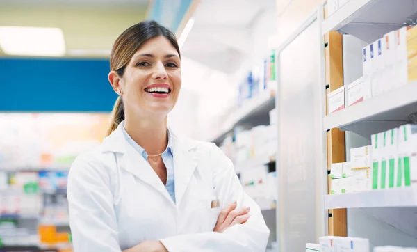 Estantería Farmacia Retrato Mujer Feliz Brazos Cruzados Farmacéutico Farmacia Dispensario — Foto de Stock