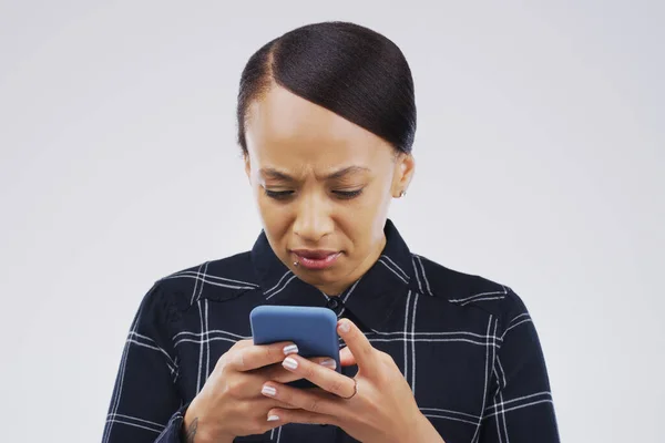 Zavarodott Telefon Gépel Stúdióban Elszigetelt Fehér Háttérrel Probléma Mobiltelefon Női — Stock Fotó