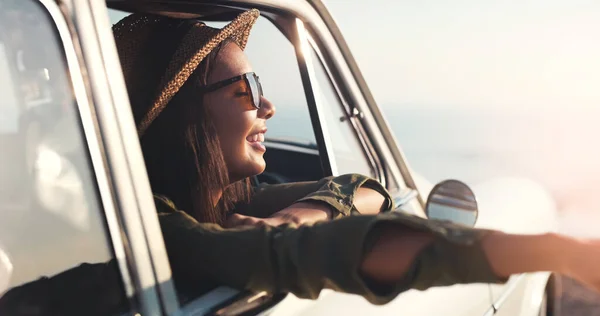 Roadtrip Fenster Und Glücklich Mit Einer Frau Auto Für Das — Stockfoto