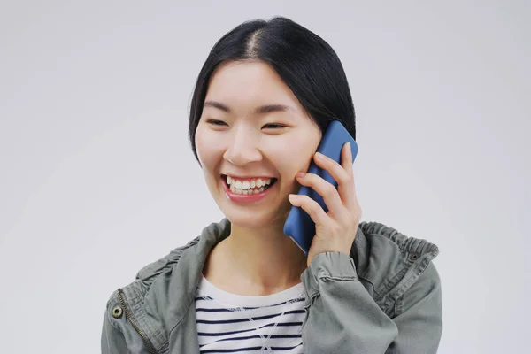 Щаслива Телефонна Розмова Азіатська Жінка Які Розмовляють Студії Ізольовано Білому — стокове фото
