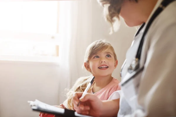 Dziecko Lekarz Rodzinny Pediatra Rozmawiają Listą Kontrolną Szpitalu Dla Odnowy — Zdjęcie stockowe