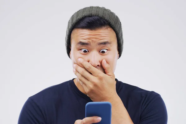 Asijský Muž Překvapení Telefon Šoku Vítězství Cenu Nebo Dobré Zprávy — Stock fotografie