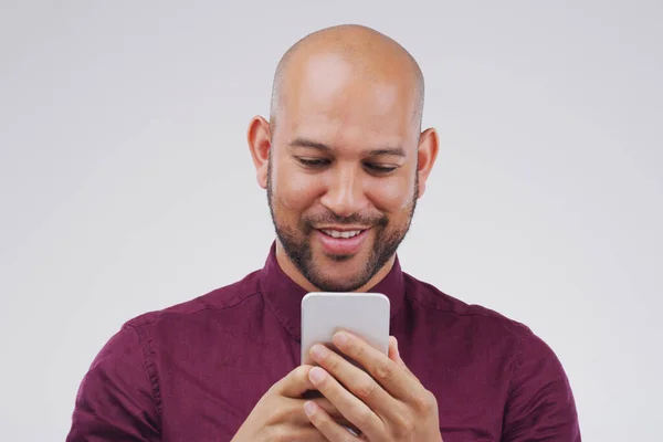 ソーシャルメディアのための笑顔でスタジオで入力し インターネットやオンラインチャット ウェブサイト モバイルアプリ テキストメッセージのためのスマートフォン上のコミュニケーション 白い背景と幸せな男性 — ストック写真