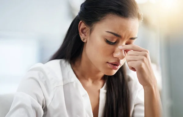 Negócios Burnout Mulher Com Dor Cabeça Estresse Cansado Escritório Com — Fotografia de Stock