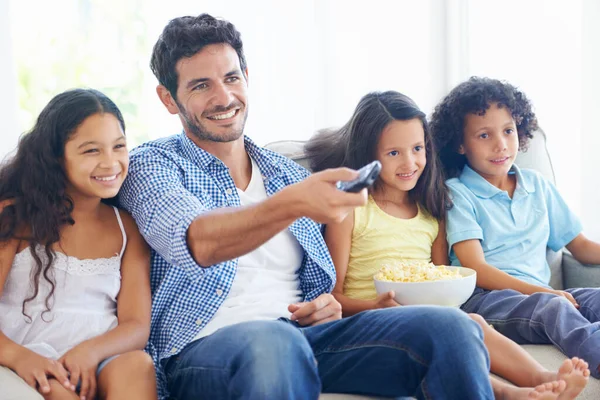 快乐的家庭 放松的父亲和孩子看电视 订阅喜剧电影或流媒体家庭娱乐 遥控和儿童 爸爸或爆米花和电视节目制作人的家 — 图库照片