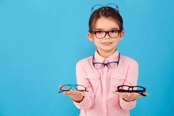 Retrato Maquete Escolha Por Criança Com Óculos Para Visão Promoção — Fotografia de Stock