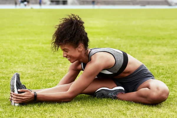 Mutlu Kadın Atlet Esneyen Vücut Stadyumda Koşmak Egzersiz Yapmak Egzersiz — Stok fotoğraf