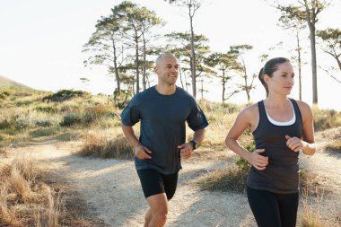 Orman, fitness ve koşu çift eğitimi, egzersiz ve birlikte sağlık ve sağlık için sabah egzersizi yapmak. Spor, erkek ve kadın koşucu spor veya enerji için bir dağda atletle koşuyor.