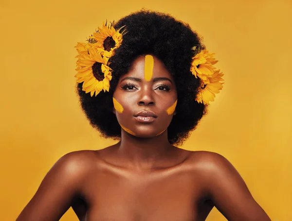 Maquiagem Girassol Brilho Com Retrato Mulher Negra Estúdio Para Beleza — Fotografia de Stock