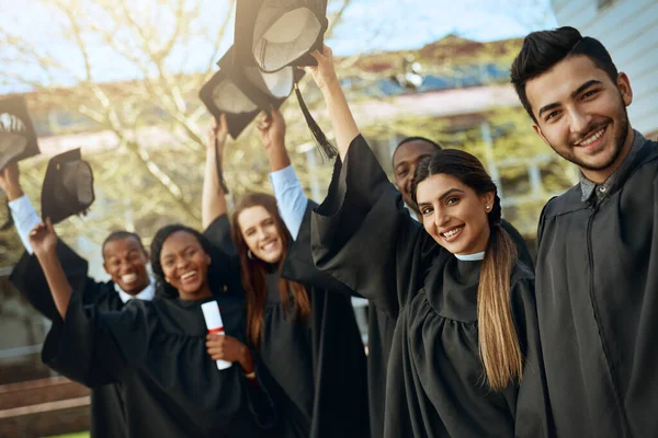 毕业典礼 脱帽仪式或一群学生在户外欢庆或庆祝学业成绩 外在的认证 胜利与快乐的学者或多样性与服饰 — 图库照片