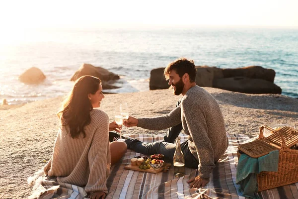 Пикник Пляж Пара Шампанским Счастливы Отдыха Общения Качественного Времени Романтическом — стоковое фото