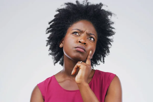 思考和黑人妇女在工作室与皱眉 决定或选择灰色背景空间 有关的怀疑 怀疑和非洲女性 不确定 沉思和思考 — 图库照片